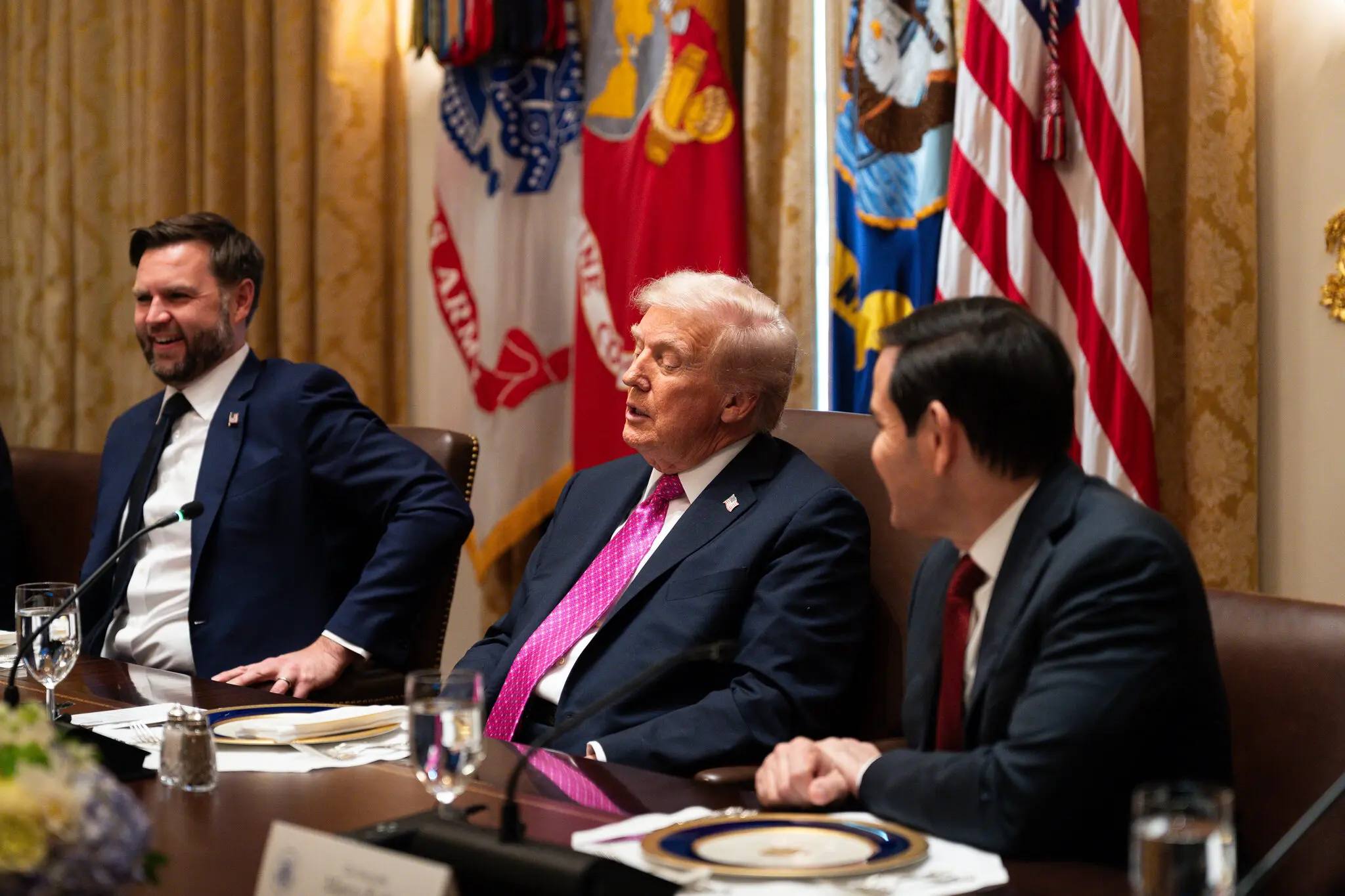 Трамп підтримує новий формат мирних домовленостей між Росією та Україною, схваливши 28-пунктний план, підготовлений його командою за участі обох сторін конфлікту